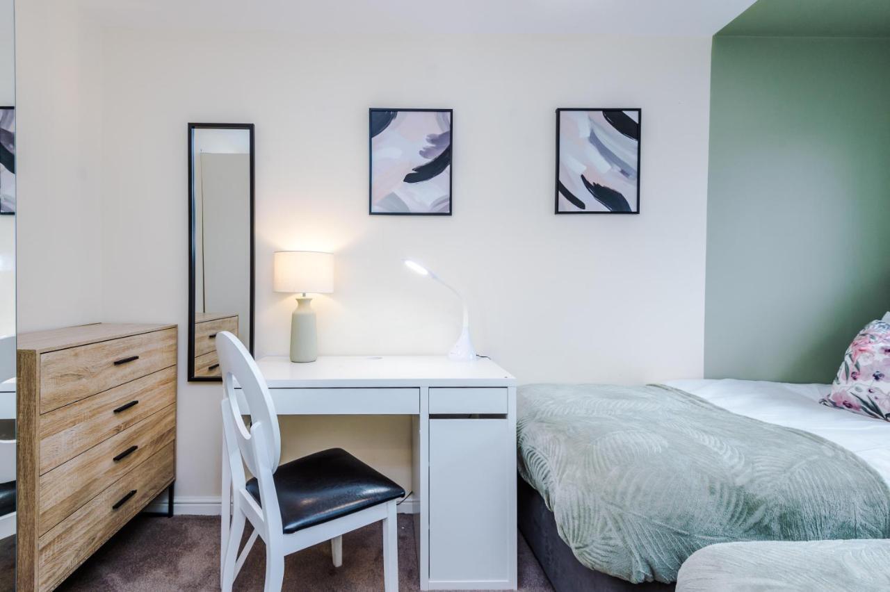 Chic 2 Bed House With Garden & Free Parking Villa Manchester Bagian luar foto